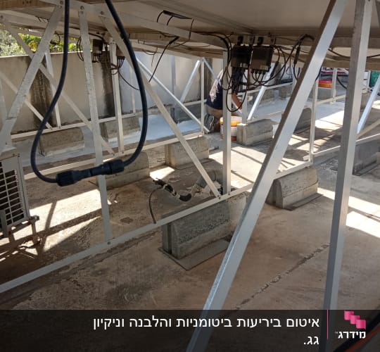 חוטים מחוברים לפאנלים סולאריים על גג